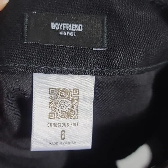 EXPRESS NWT Boyfriend Mid Rise Black Sequin Jean Shorts 100% Cotton Size 6 - Picture 5 of 16